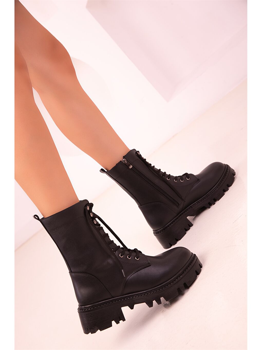 Siyah Deri Görünümlü Fermuarlı Kadın Bot-4