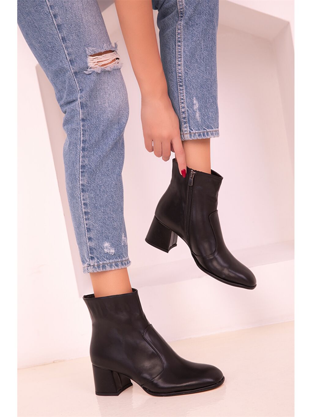 Siyah Deri Görünümlü Fermuarlı Kadın Bot-1