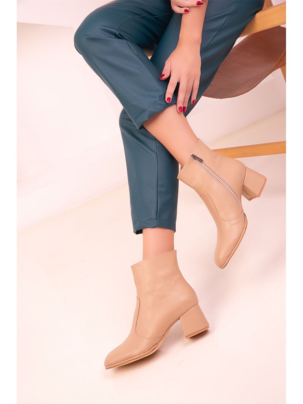 Bej Deri Görünümlü Fermuarlı Kadın Bot