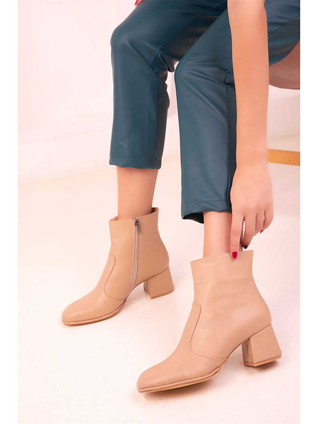 Bej Deri Görünümlü Fermuarlı Kadın Bot-1
