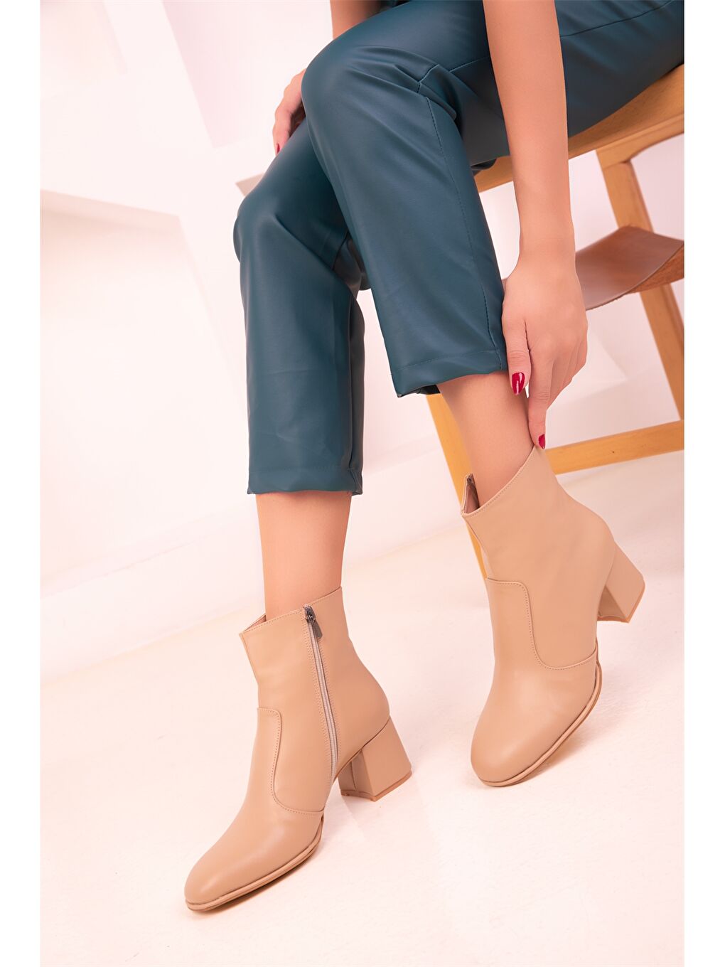 Bej Deri Görünümlü Fermuarlı Kadın Bot-2