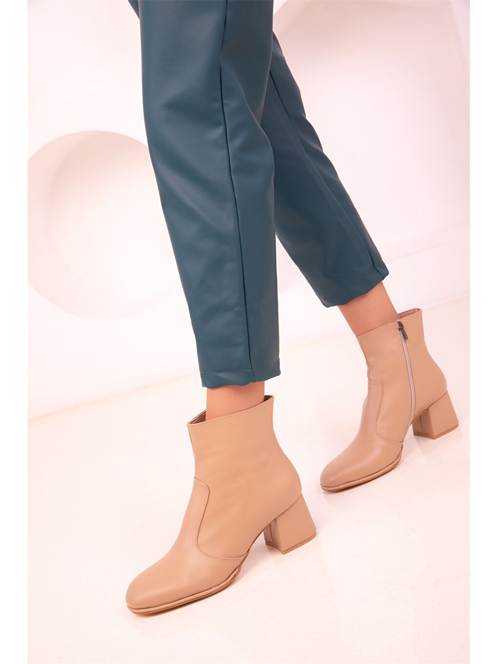 Bej Deri Görünümlü Fermuarlı Kadın Bot-3