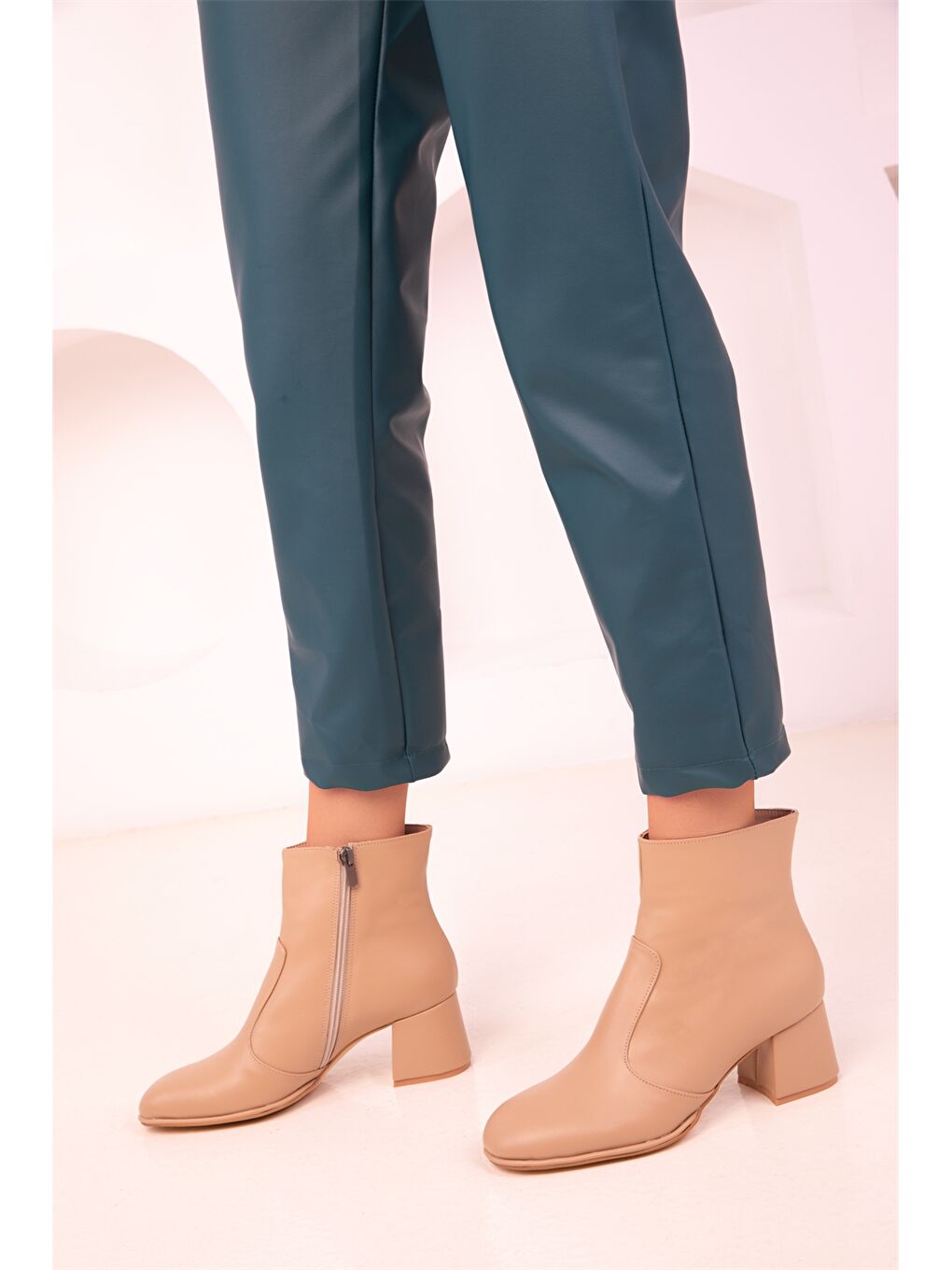 Bej Deri Görünümlü Fermuarlı Kadın Bot-4