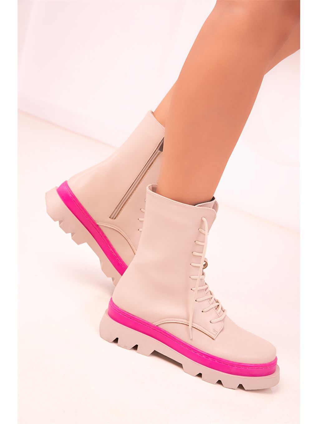 Bej Deri Görünümlü Fermuarlı Kadın Bot-3