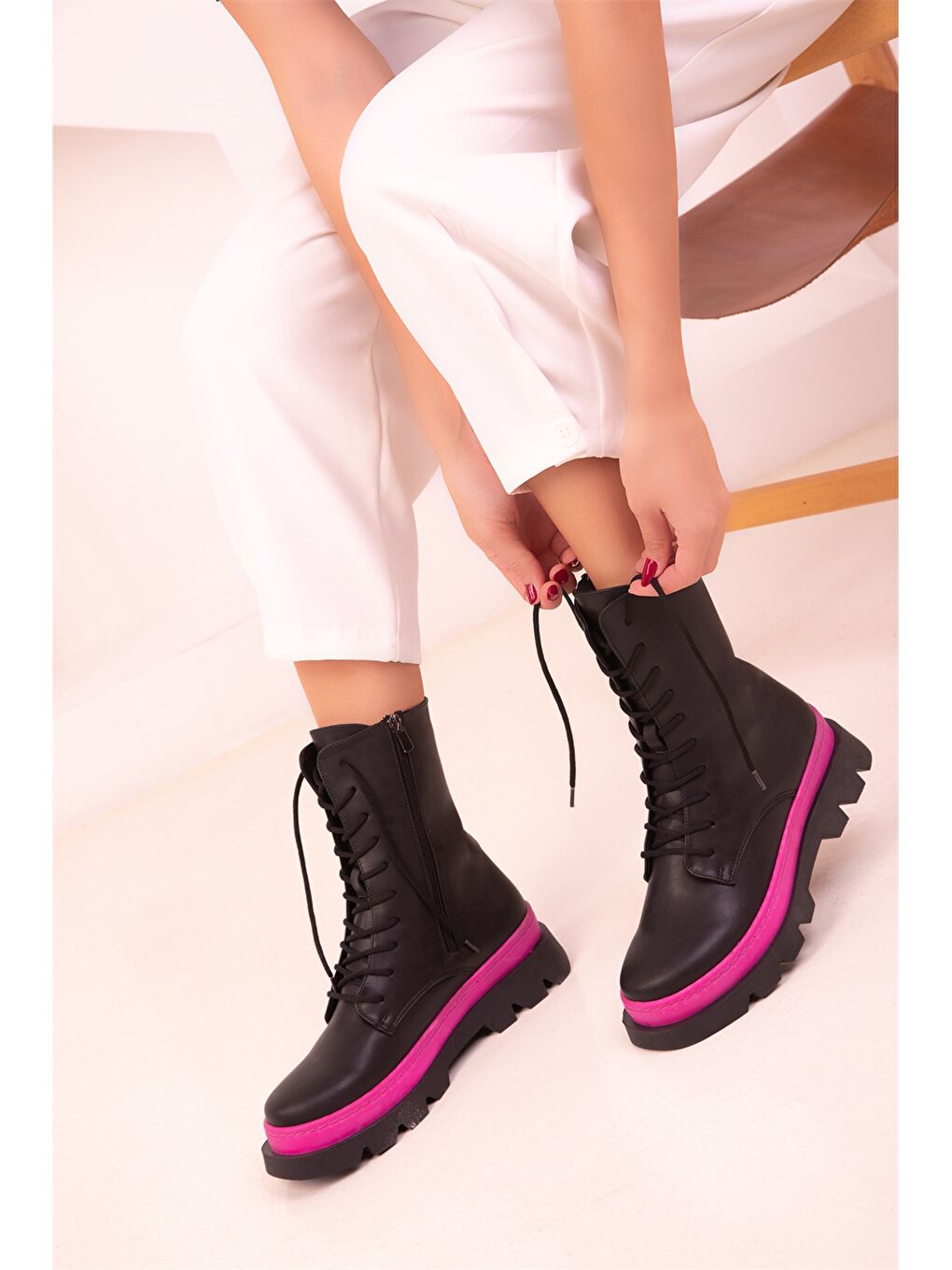 Siyah Deri Görünümlü Fermuarlı Kadın Bot
