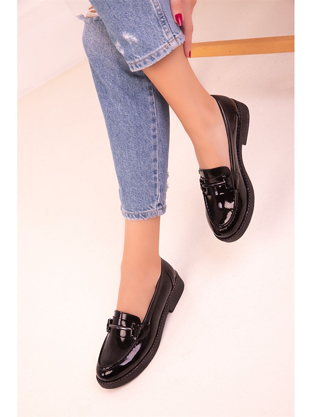 Siyah Rugan Deri Görünümlü Kadın Loafer Ayakkabı