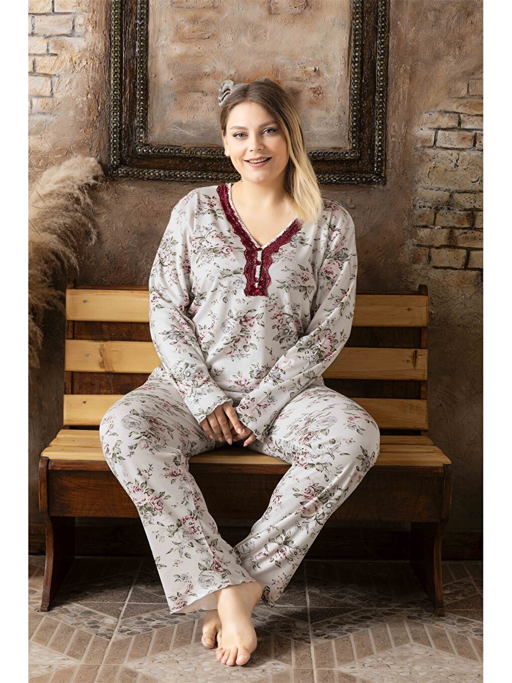 Beyaz Nakış Detaylı V Yaka Kadın Pijama Takım