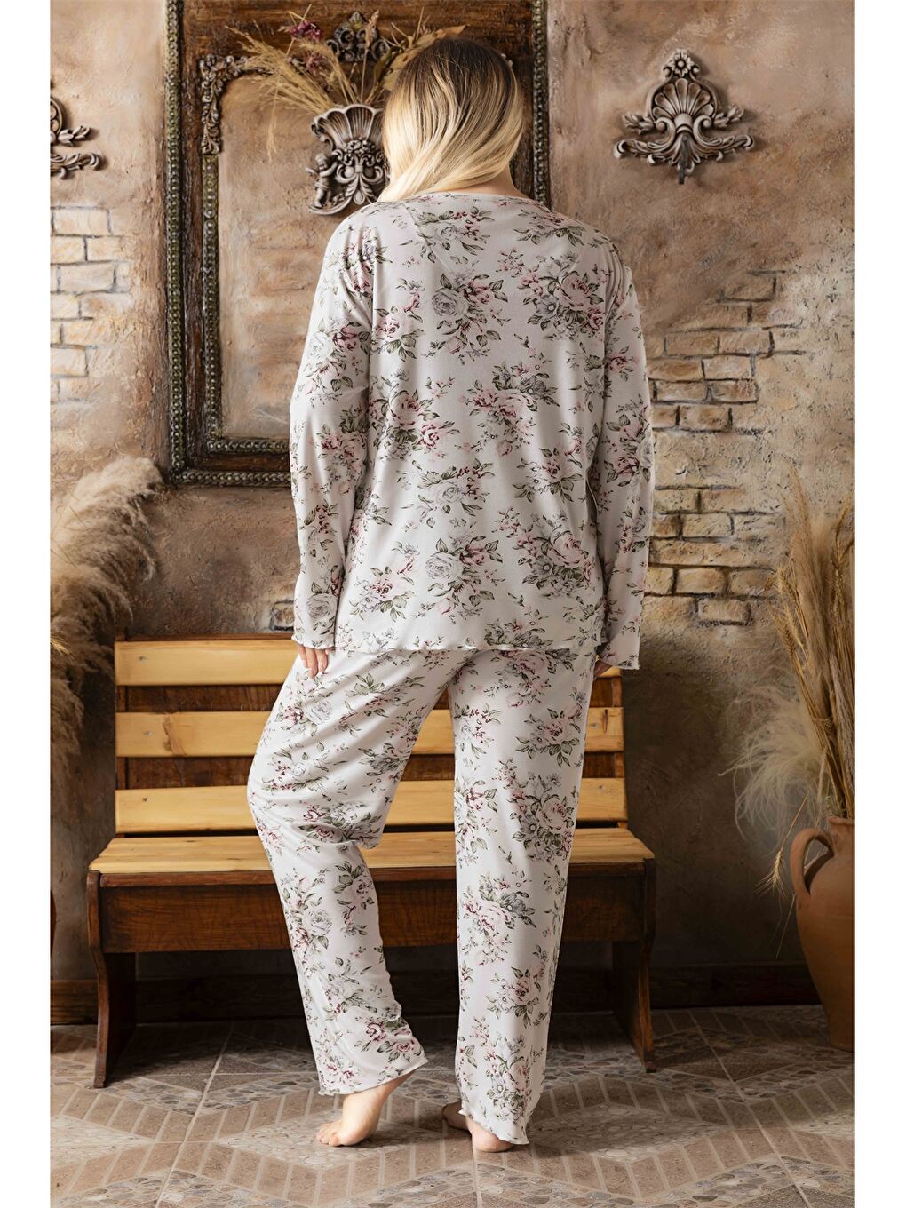 Beyaz Nakış Detaylı V Yaka Kadın Pijama Takım-1