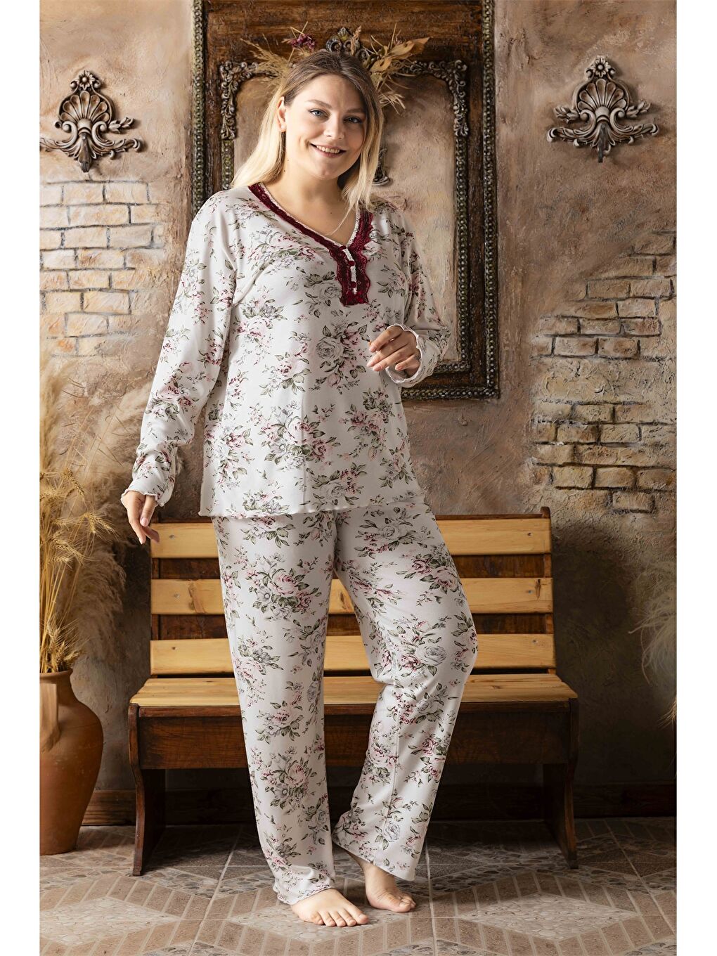 Beyaz Nakış Detaylı V Yaka Kadın Pijama Takım-2