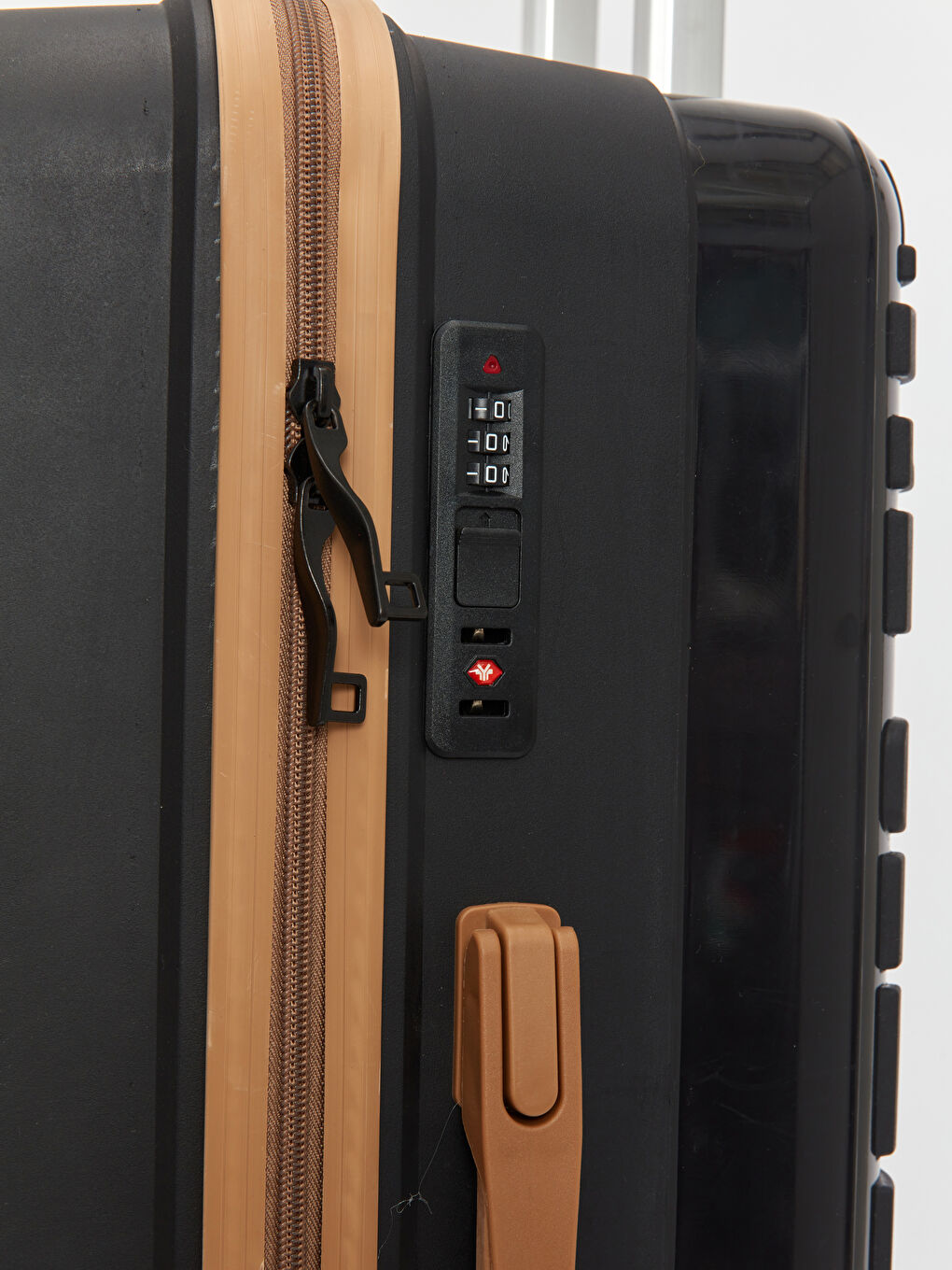 Siyah Kilit Detaylı Büyük Boy Valiz-4