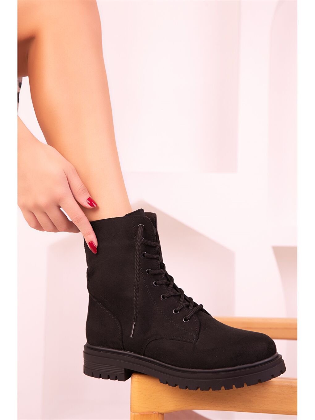 Siyah Süet Görünümlü Fermuarlı Kadın Bot-5