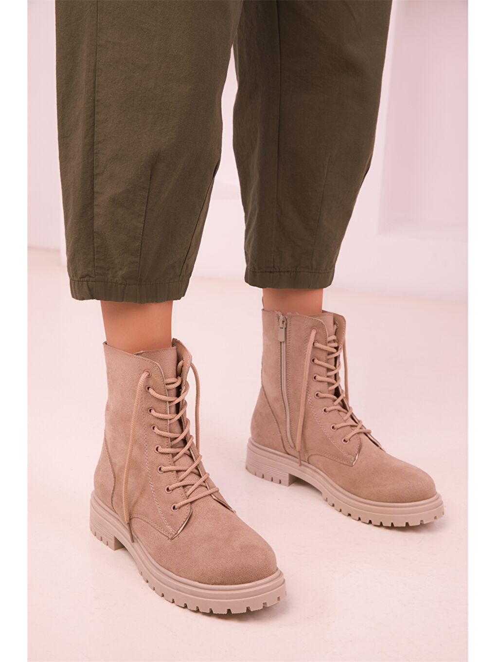 Bej Süet Görünümlü Fermuarlı Kadın Bot
