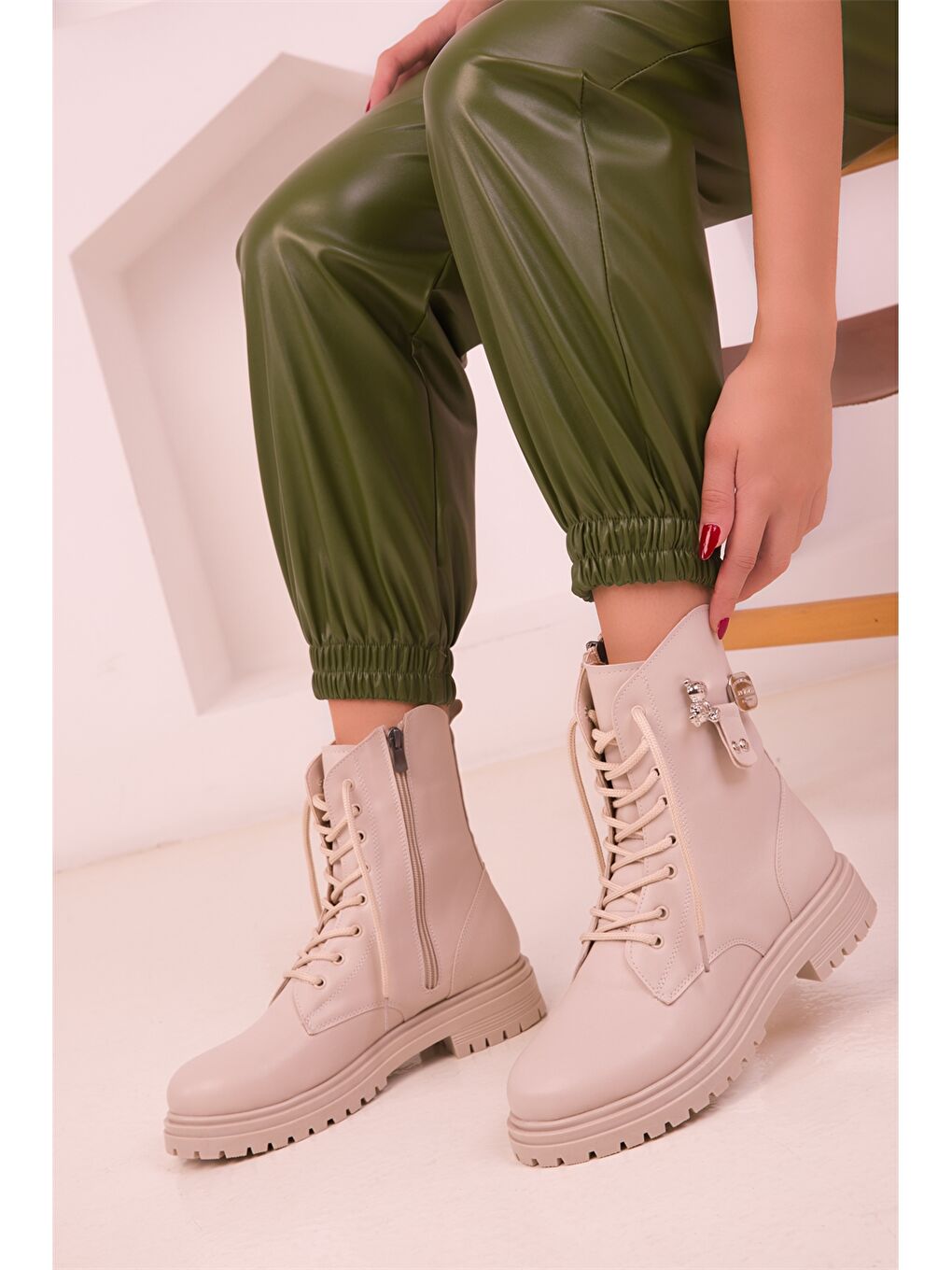 Bej Deri Görünümlü Fermuarlı Kadın Bot-1