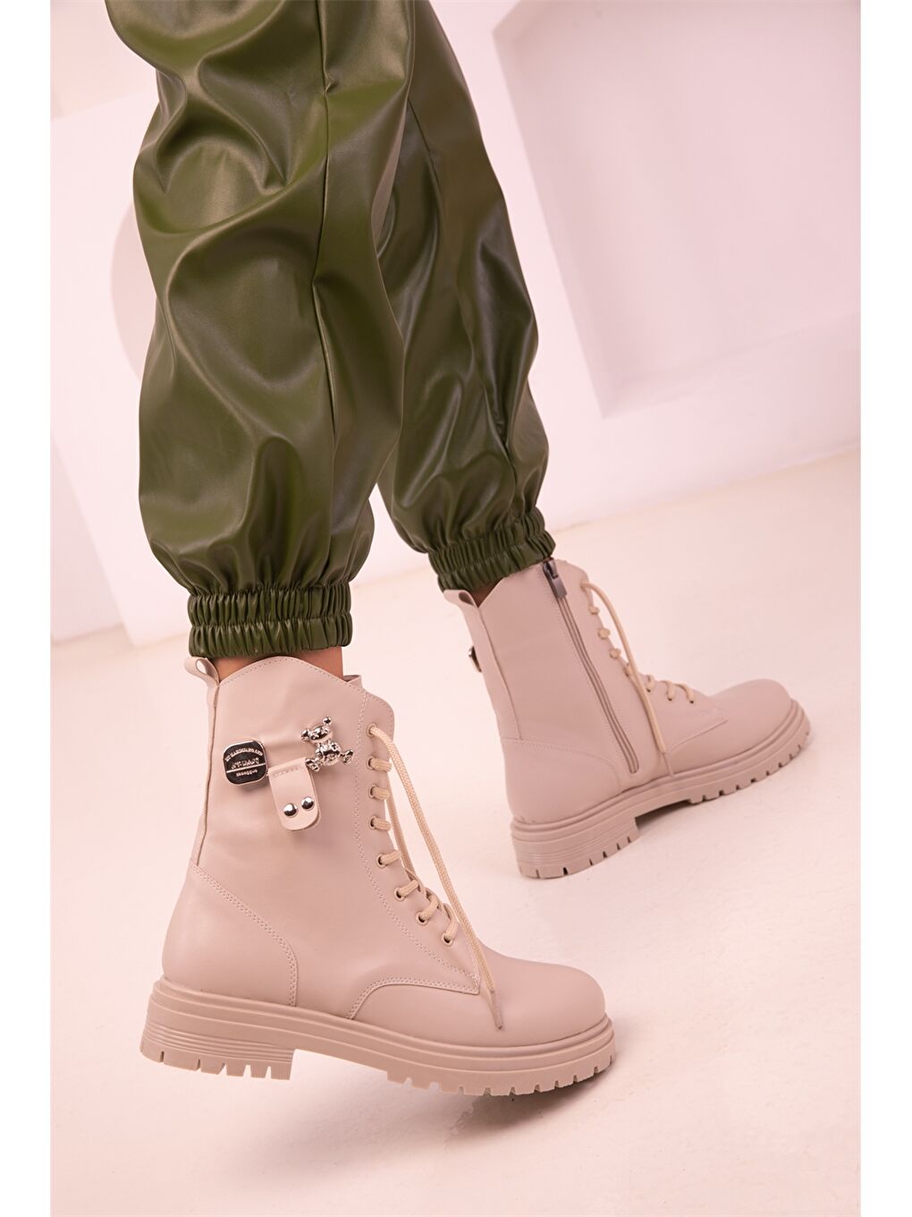 Bej Deri Görünümlü Fermuarlı Kadın Bot-2