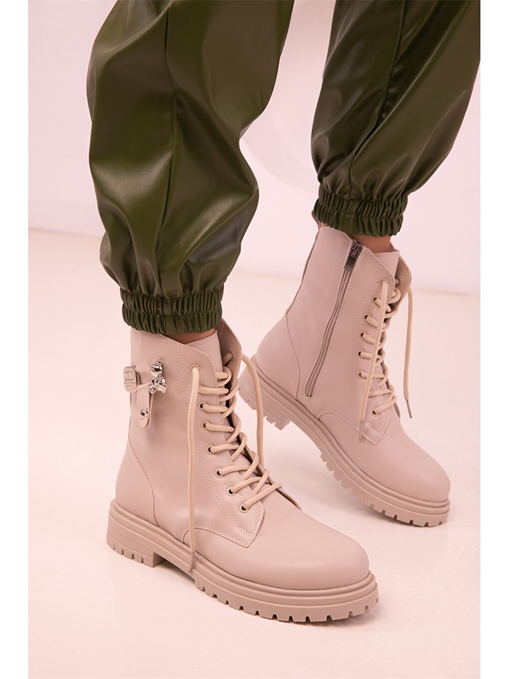 Bej Deri Görünümlü Fermuarlı Kadın Bot-3