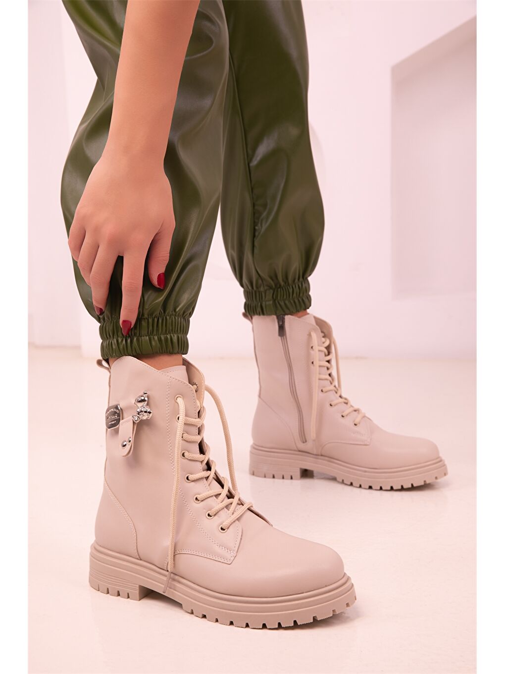 Bej Deri Görünümlü Fermuarlı Kadın Bot-4