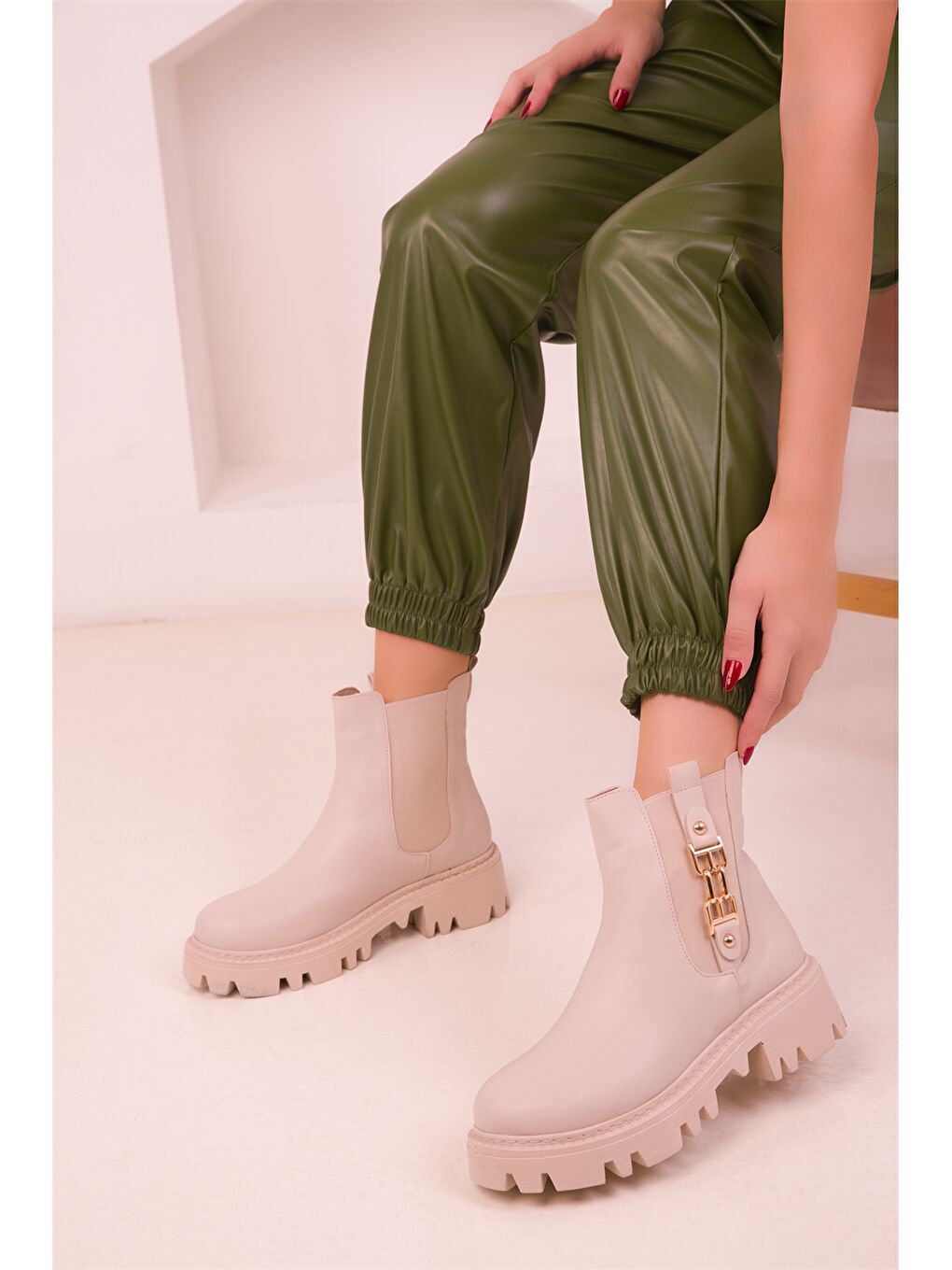 Bej Deri Görünümlü Aplike Detaylı Kadın Bot