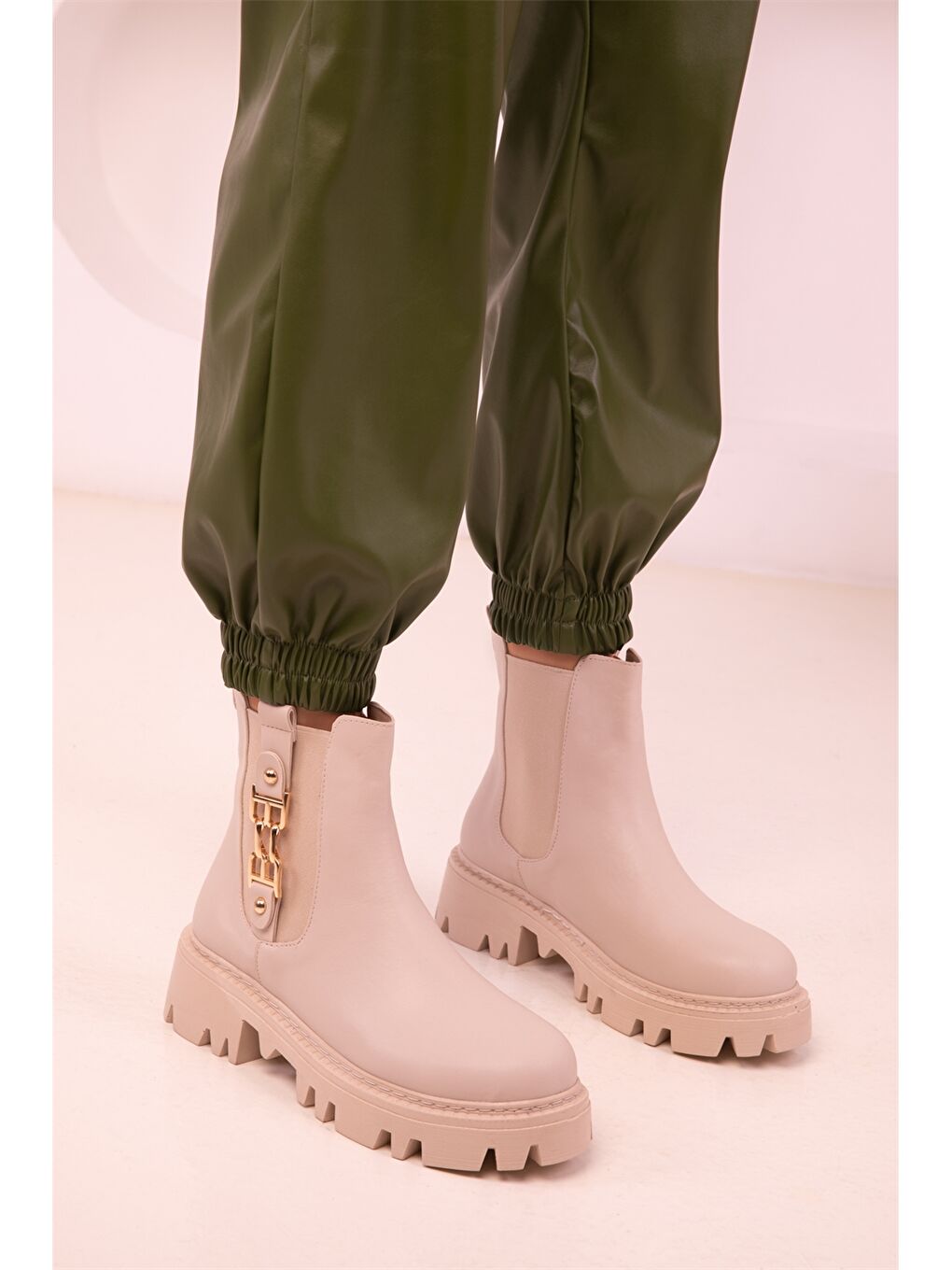 Bej Deri Görünümlü Aplike Detaylı Kadın Bot-2