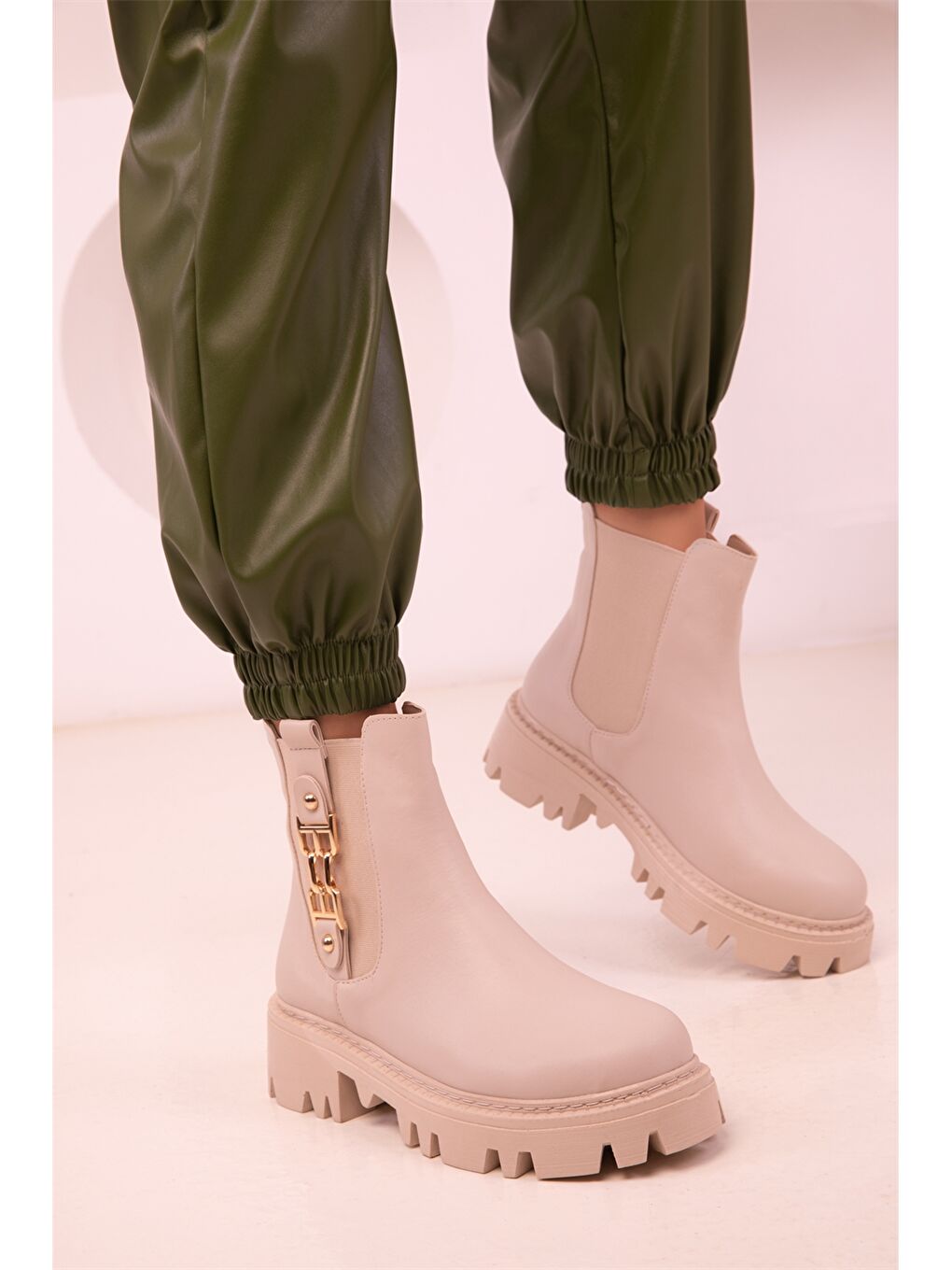 Bej Deri Görünümlü Aplike Detaylı Kadın Bot-3