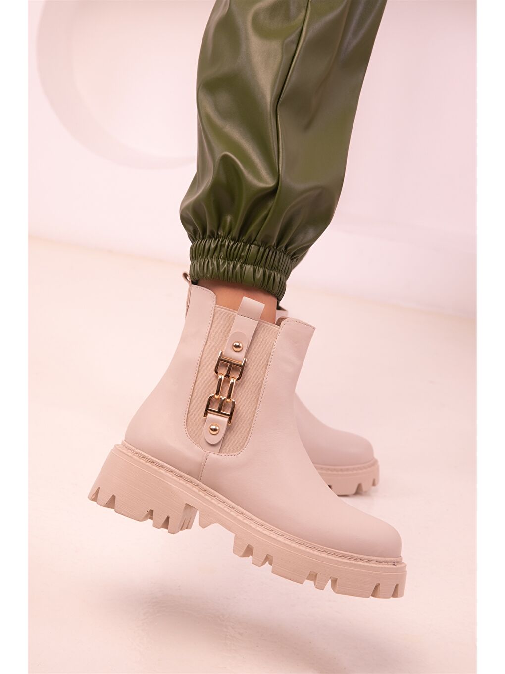 Bej Deri Görünümlü Aplike Detaylı Kadın Bot-4