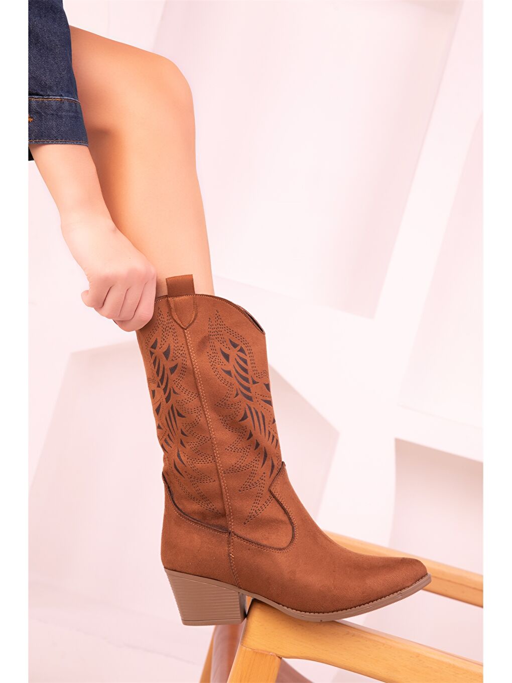 Kahverengi Süet Görünümlü Desenli Kadın Diz Altı Çizme-5