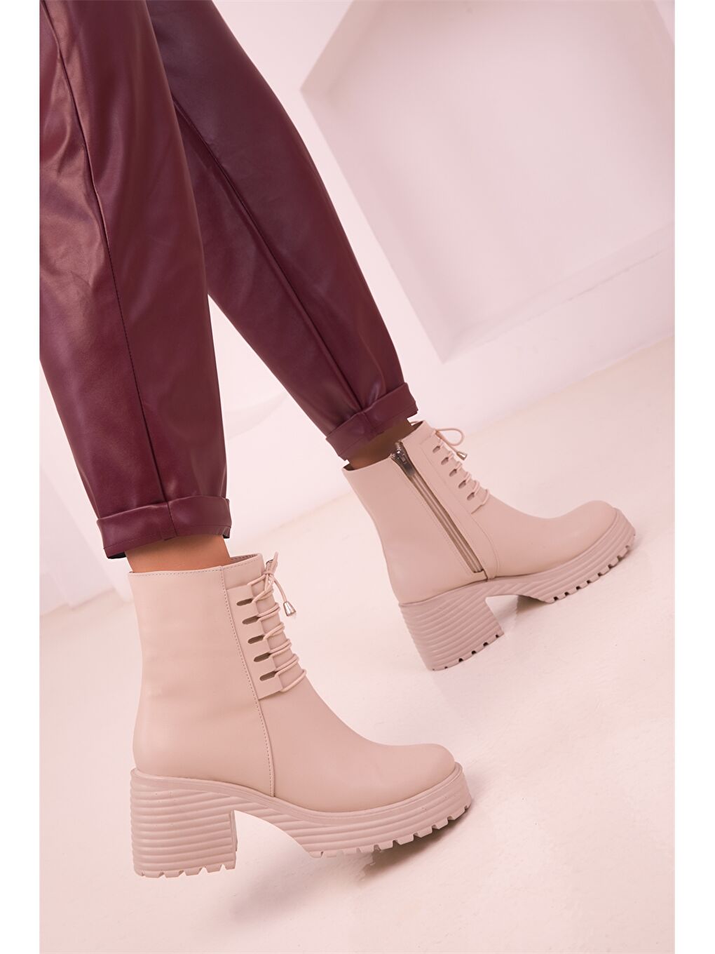 Bej Deri Görünümlü Fermuarlı Kadın Bot