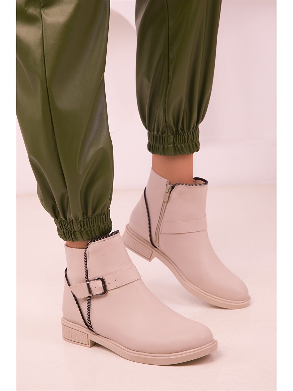 Bej Deri Görünümlü Fermuarlı Kadın Bot