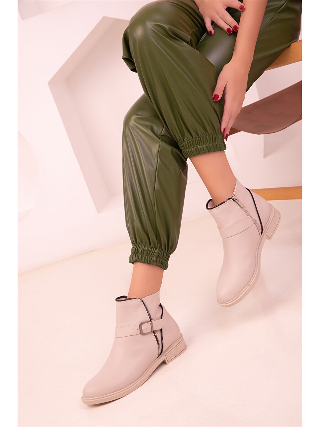 Bej Deri Görünümlü Fermuarlı Kadın Bot-1