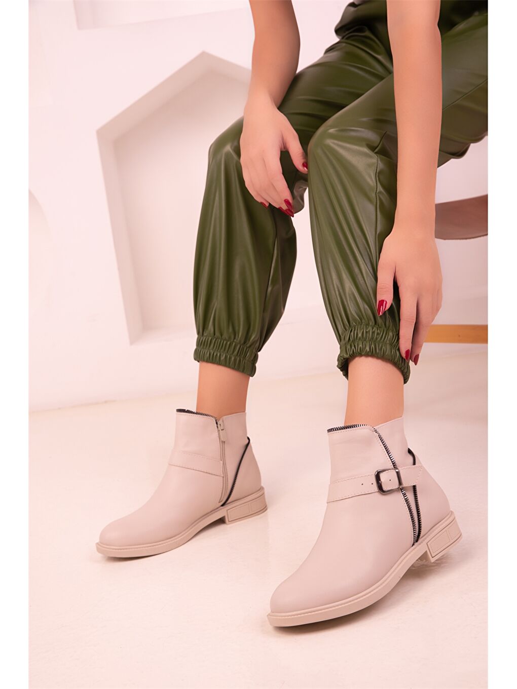 Bej Deri Görünümlü Fermuarlı Kadın Bot-2