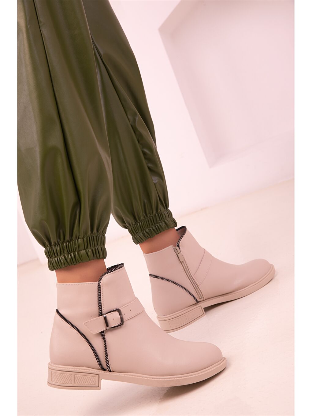 Bej Deri Görünümlü Fermuarlı Kadın Bot-3