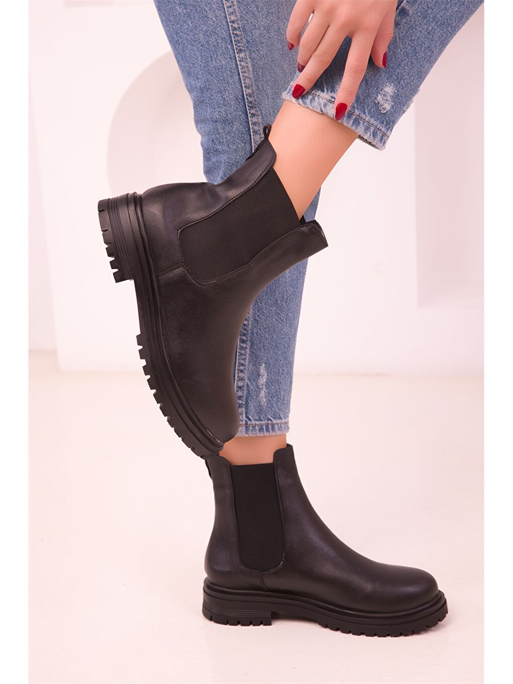 Siyah Deri Görünümlü Lastik Detaylı Kadın Bot-1