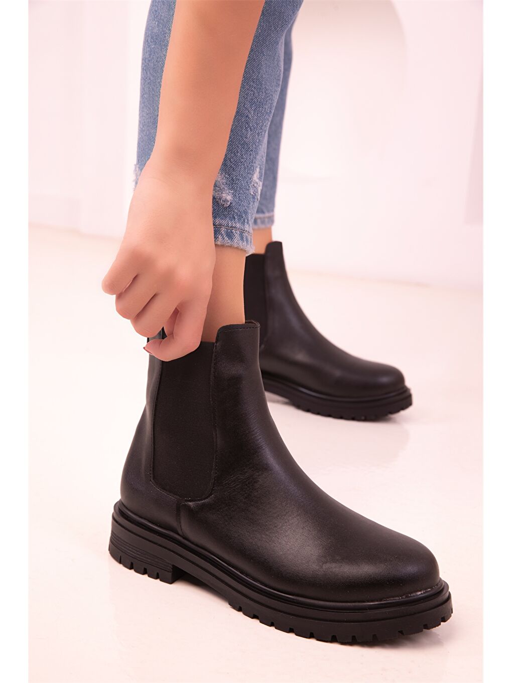 Siyah Deri Görünümlü Lastik Detaylı Kadın Bot-4