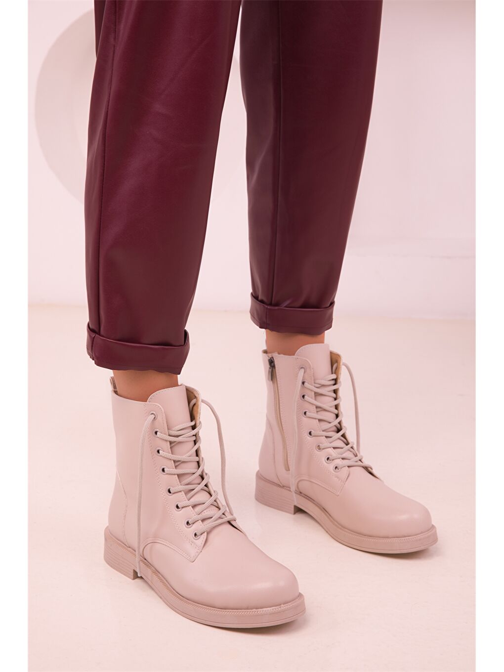 Bej Deri Görünümlü Fermuarlı Kadın Bot