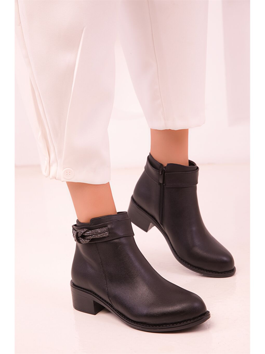 Siyah Deri Görünümlü Fermuarlı Kadın Bot