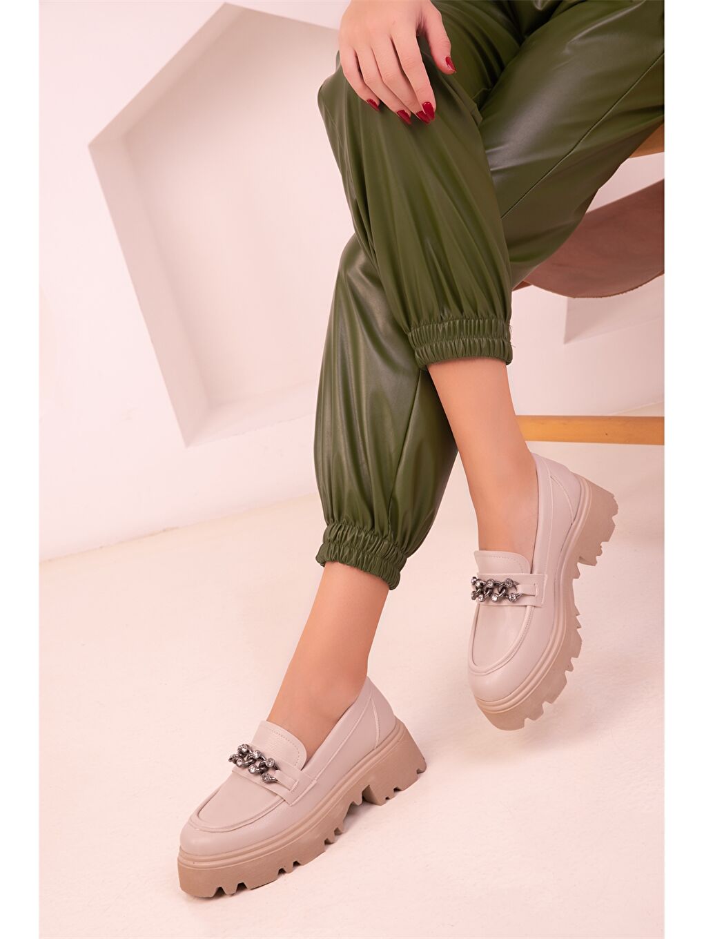 Bej Deri Görünümlü Aplike Detaylı Kadın Loafer Ayakkabı-1