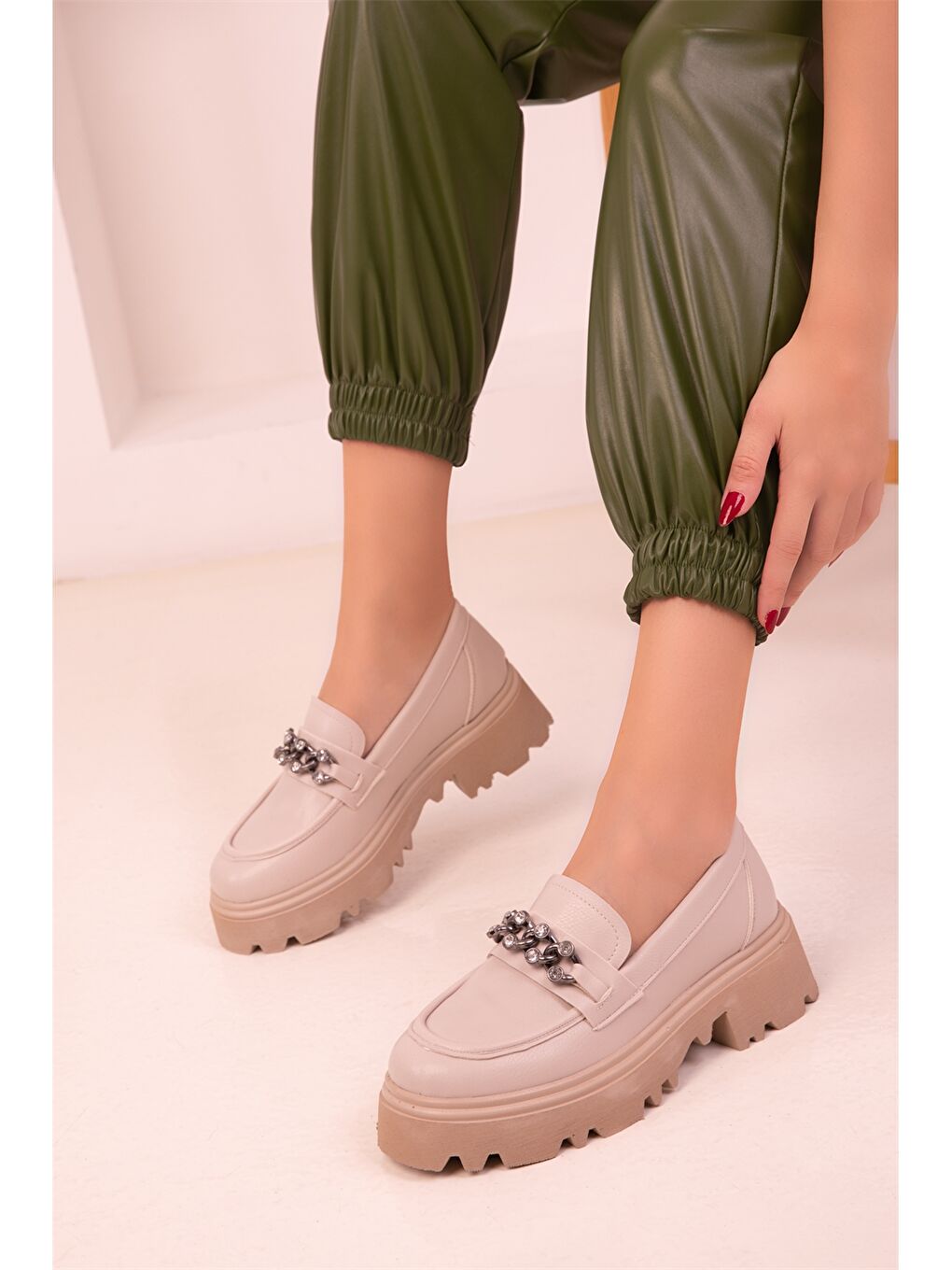 Bej Deri Görünümlü Aplike Detaylı Kadın Loafer Ayakkabı-2