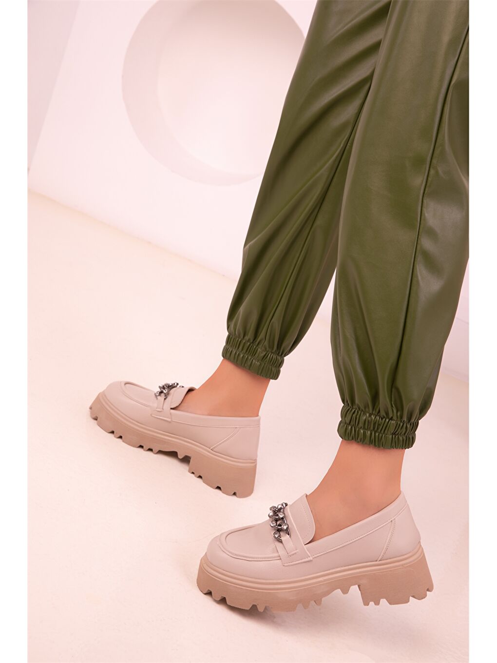 Bej Deri Görünümlü Aplike Detaylı Kadın Loafer Ayakkabı-4