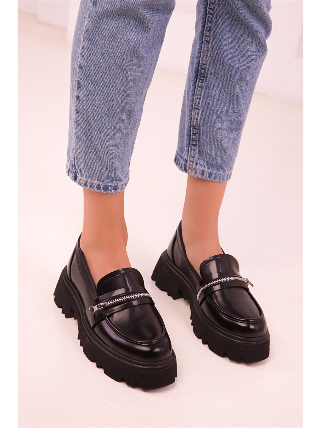 Siyah Rugan Deri Görünümlü Fermuar Detaylı Kadın Loafer Ayakkabı
