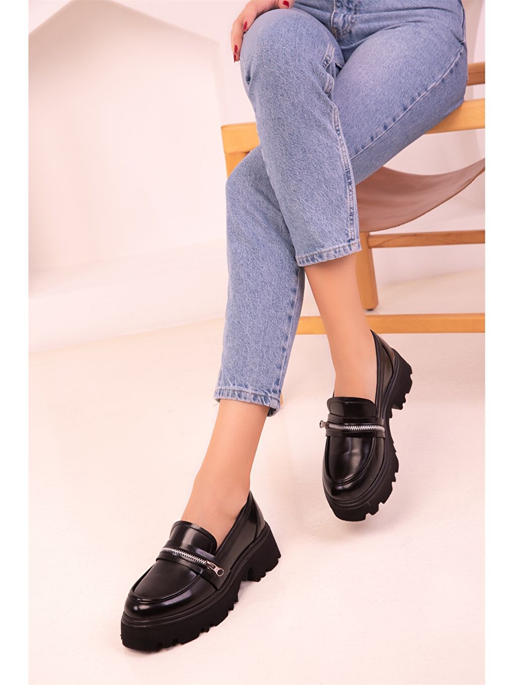 Siyah Rugan Deri Görünümlü Fermuar Detaylı Kadın Loafer Ayakkabı-1