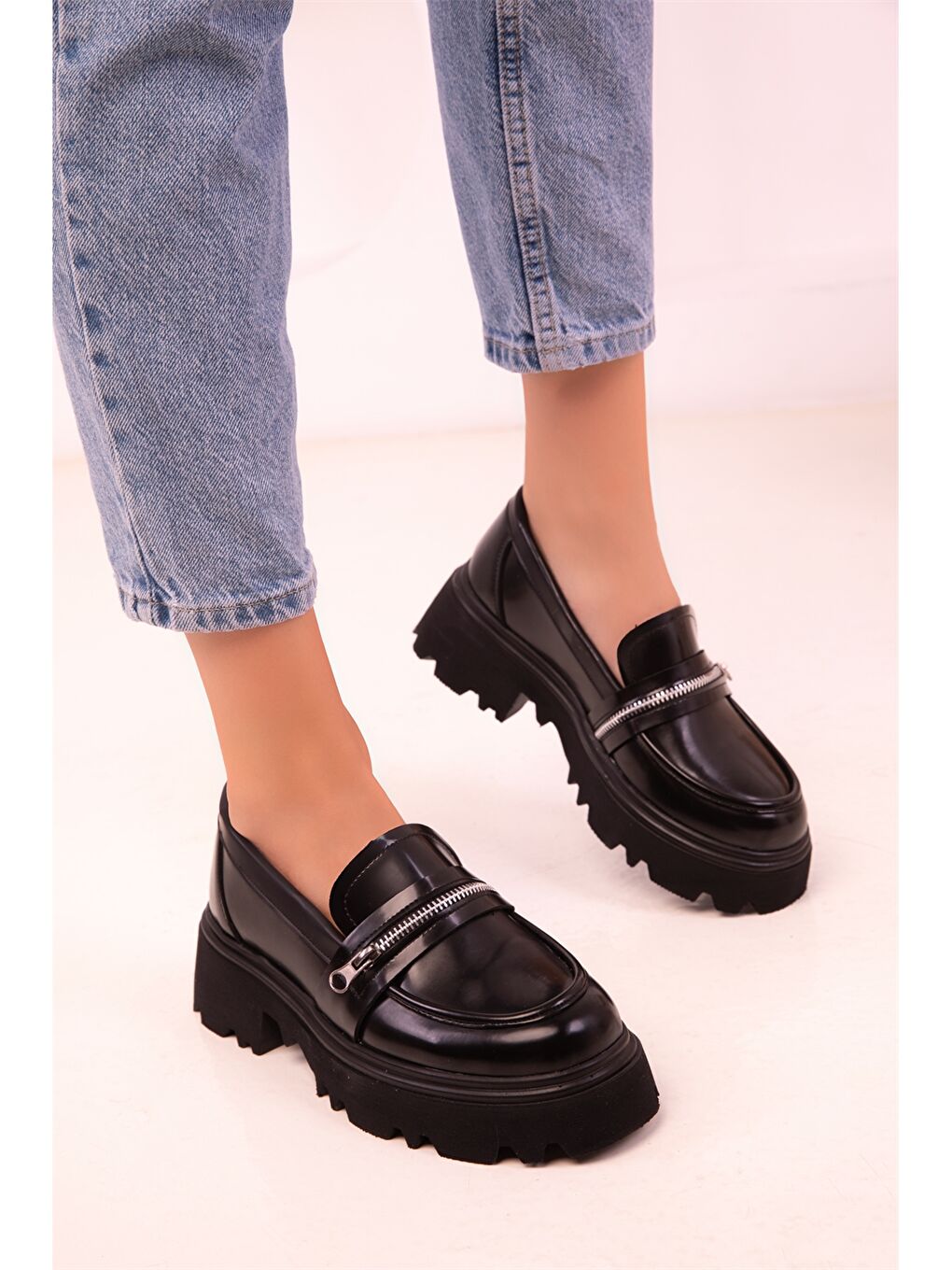 Siyah Rugan Deri Görünümlü Fermuar Detaylı Kadın Loafer Ayakkabı-2