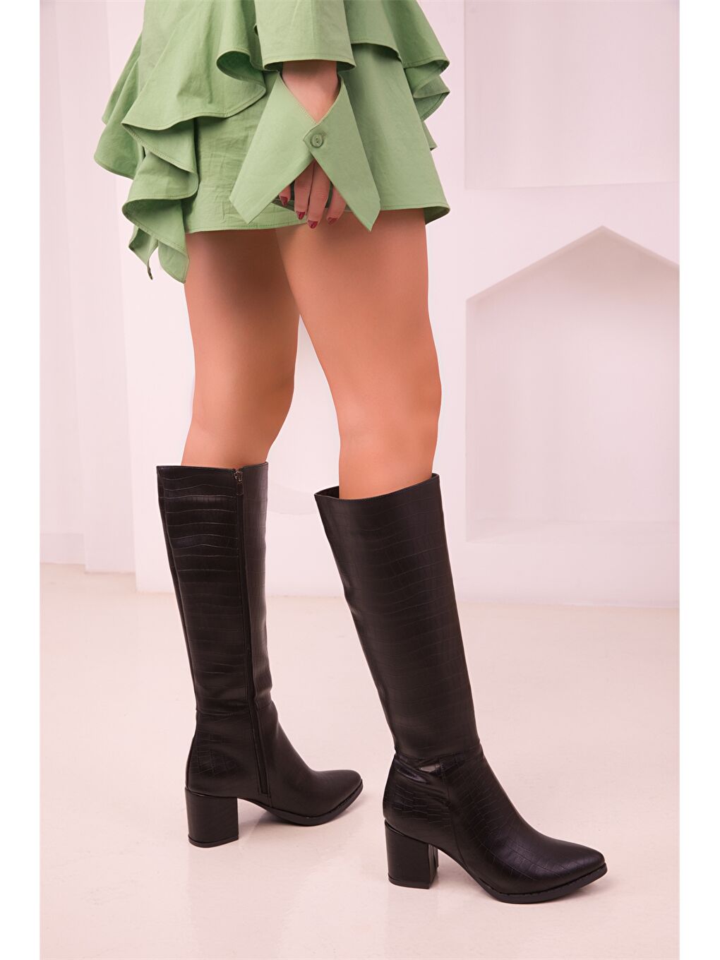 Siyah Deri Görünümlü Fermuarlı Kadın Diz Altı Çizme-4
