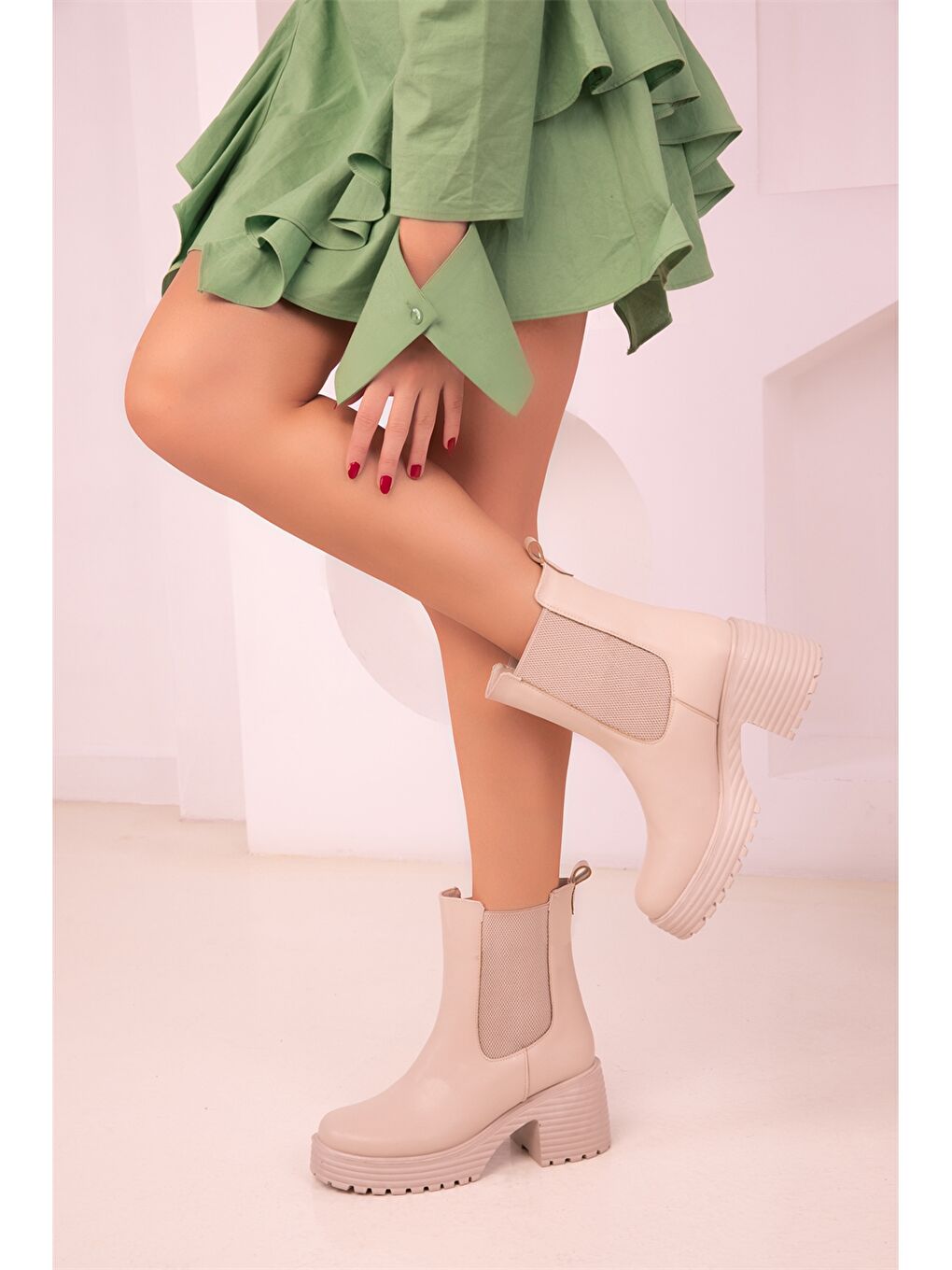 Bej Deri Görünümlü Topuklu Kadın Bot-1