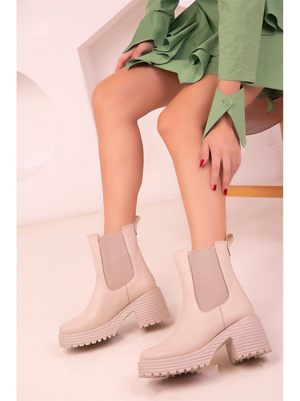 Bej Deri Görünümlü Topuklu Kadın Bot-2