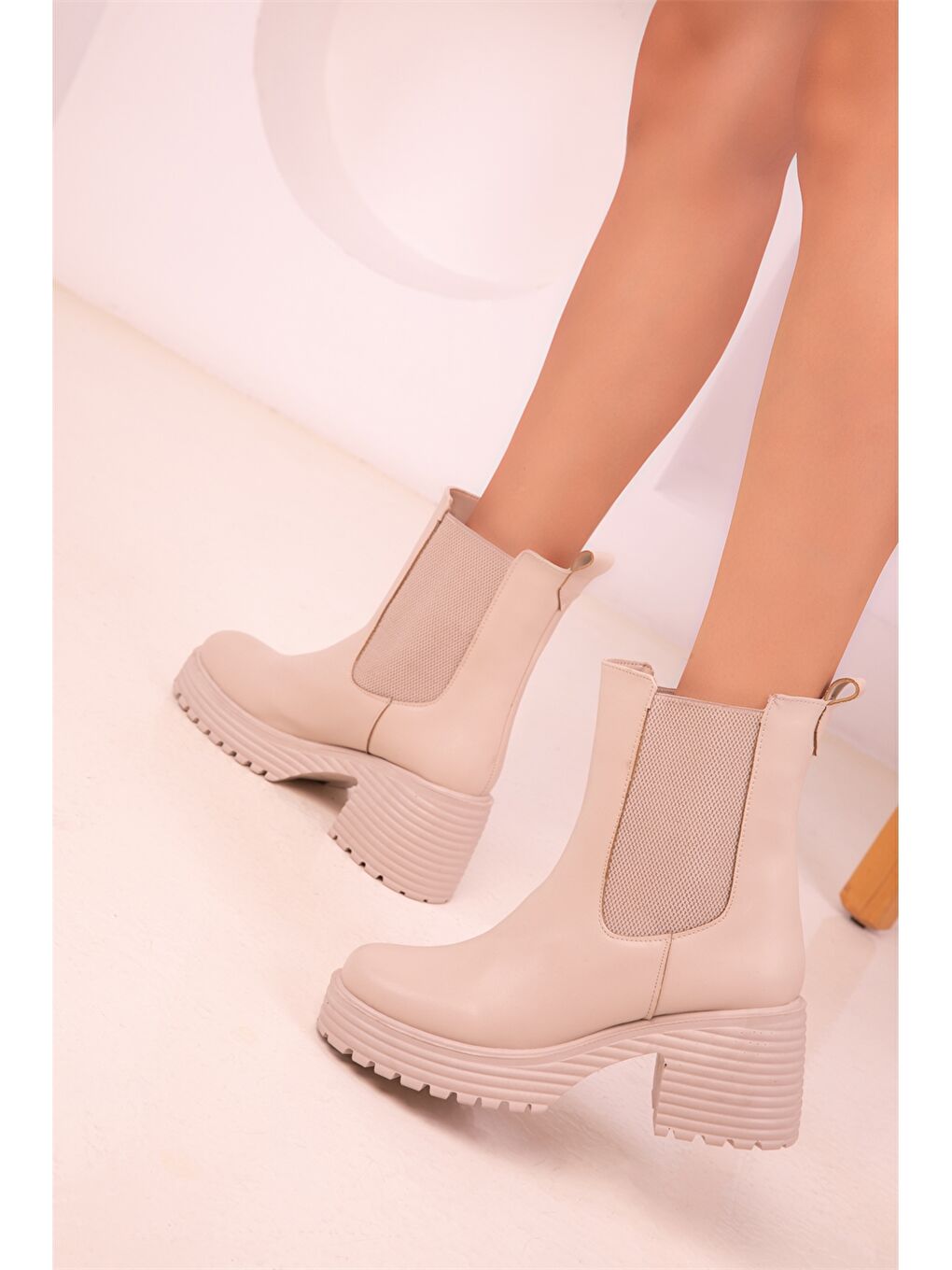 Bej Deri Görünümlü Topuklu Kadın Bot-4