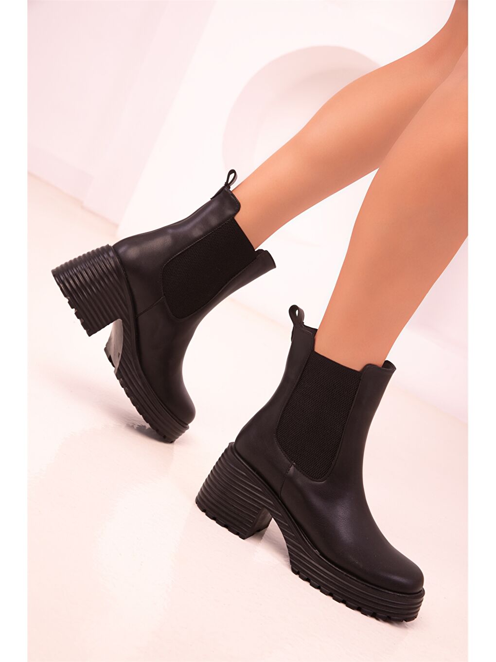 Siyah Deri Görünümlü Topuklu Kadın Bot-4