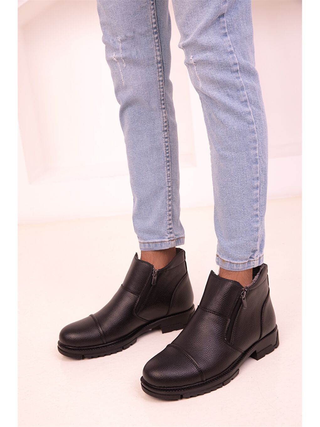 Siyah Deri Görünümlü Fermuarlı Erkek Bot