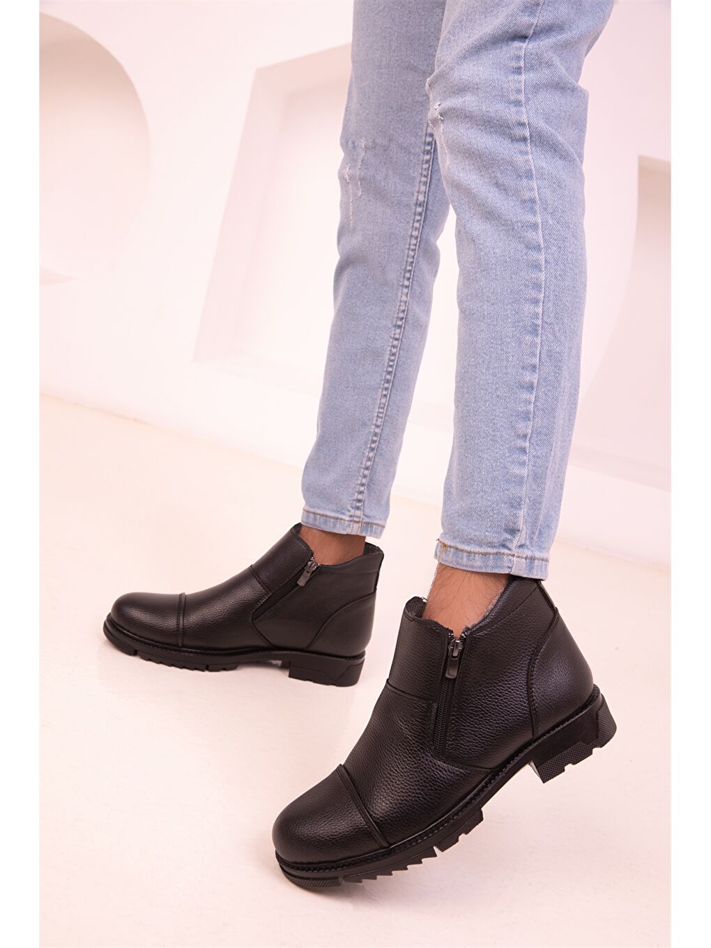 Siyah Deri Görünümlü Fermuarlı Erkek Bot-4