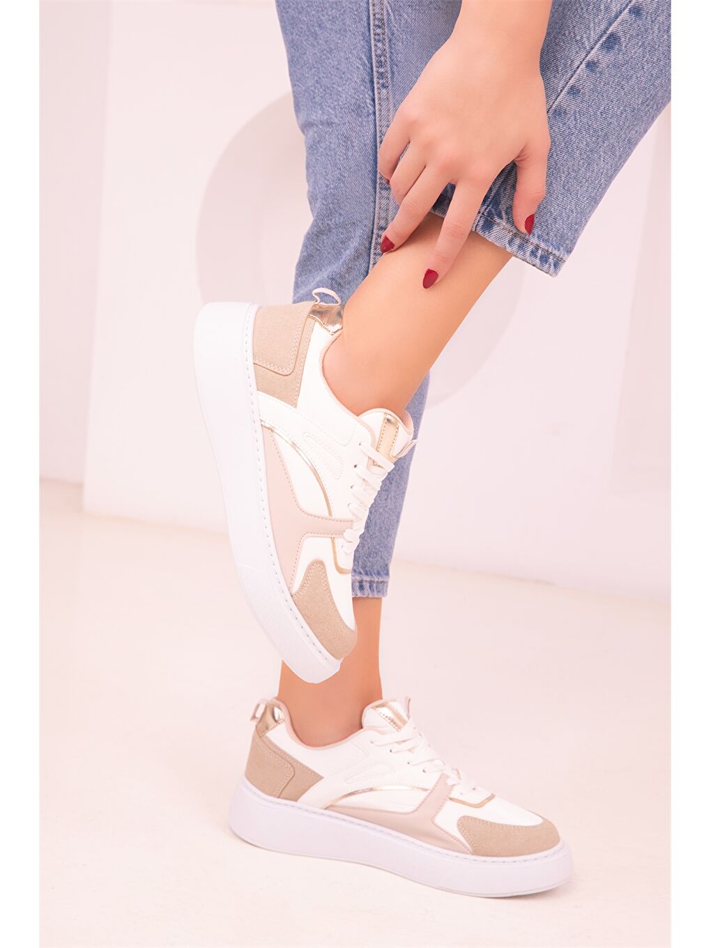 Beyaz Deri Görünümlü Bağcıklı Kadın Spor Ayakkabı-2