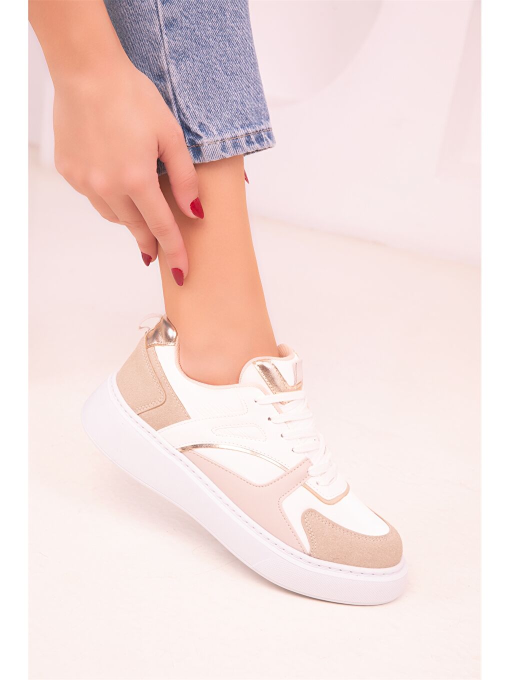 Beyaz Deri Görünümlü Bağcıklı Kadın Spor Ayakkabı-3