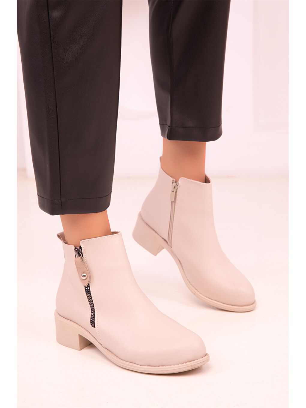 Bej Deri Görünümlü Fermuarlı Kadın Bot-1